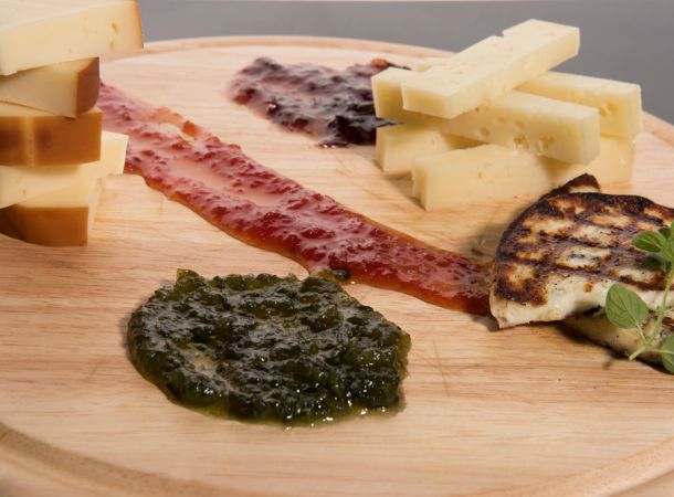 Πλατό τυριών με μαρμελάδες